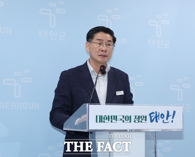 조성호 태안군 미래에너지과장이 정례 브리핑을 하고 있다./ 이수홍 기자.