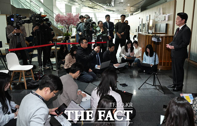 제21대 대통령 선거 출마를 선언한 안철수 국민의힘 의원(왼쪽)이 16일 서울특별시청 청사에서 오세훈 서울시장을 예방한 뒤 기념촬영하고 있다. /이새롬 기자