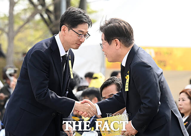 악수하는 김경수(왼쪽)와 이재명.