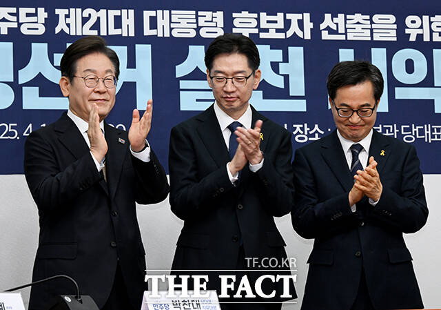 서명식을 마친 뒤 박수 치는 이재명 더불어민주당 전 대표와 김경수 전 경남도지사, 김동연 경기도지사(왼쪽부터).