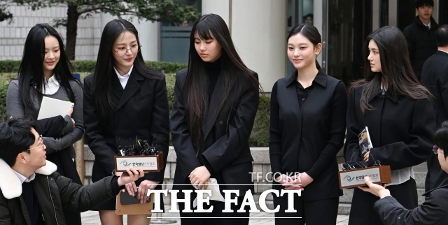 그룹 뉴진스(NJZ)가 7일 오전 서울 서초구 서울중앙지방법원에서 열린 어도어의 기획사 지위 보전 및 광고 계약 체결 금지 가처분 등에 대한 심문기일 출석을 마치고 법원을 나서며 입장을 밝히고 있다. /박헌우 기자
