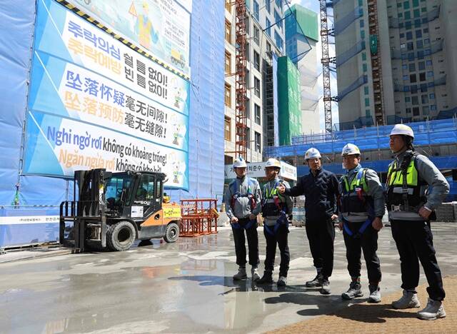 삼성물산 건설부문은 지난 15일 서울시 서초구 반포3주구 재건축 현장에서 건설현장 추락사고 예방과 안전 문화 확산을 위한 릴레이 캠페인을 진행했다. /삼성물산 건설부문