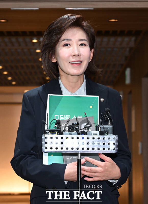 나경원 국민의힘 의원이 16일 서울특별시청 청사에서 오세훈 서울시장을 예방하기 위해 시장실에 들어서는 가운데, 손에 든 오 시장의 저서가 보이고 있다.
