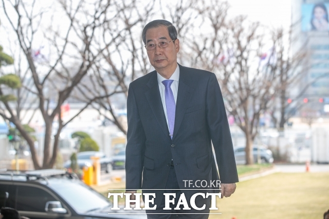 헌법재판소에서 탄핵소추안이 기각되면서 직무에 복귀한 한덕수 국무총리가 24일 오전 서울 종로구 정부서울청사로 출근하고 있다. /임영무 기자/현장풀
