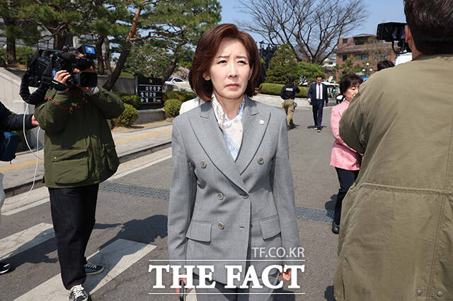 대선 출마를 선언한 나경원 국민의힘 의원이 윤석열 전 대통령 지지자들에게 대한민국 자유의 가치를 위해 함께 뭉쳐야 한다고 독려했다. 나 의원이 4월 4일 서울 종로구 헌법재판소에서 재판관 만장일치 의견으로 윤석열 전 대통령 탄핵이 인용된 뒤 심판정을 나서고 있다. /사진공동취재단