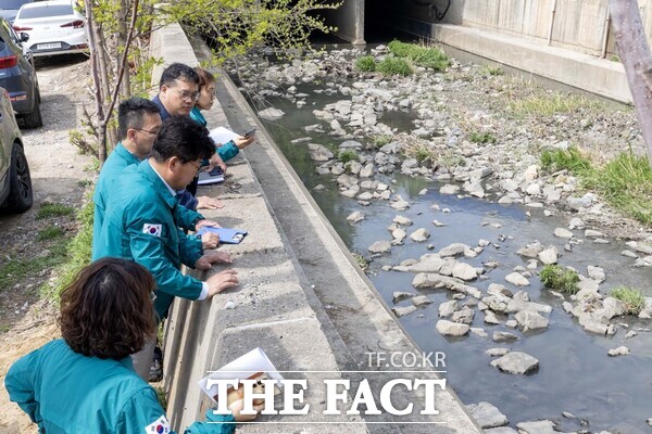 최충규 대전 대덕구청장이 집중호우 등 여름철 자연 재난에 대비해 16일 인명피해 우려 지역을 방문, 현장점검을 진행했다. /대덕구