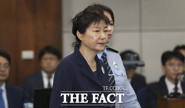 뇌물혐의 등으로 구속 기소된 박근혜 전 대통령이 23일 오전 서울 서초동 서울중앙지방법원417호 형사대법정에서 열린 첫 정식재판에 출석하고 있다. 이날 재판에는 함께 기소된 최순실씨, 신동빈 롯데그룹 회장이 박 전 대통령과 피고인석에 섰다. /사진공동취재단
