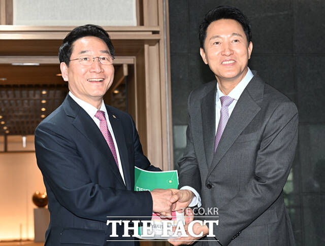 제21대 대통령 선거 출마를 선언한 유정복 인천시장(왼쪽)이 16일 서울특별시청 청사에서 오세훈 서울시장을 예방한 뒤 기념촬영하고 있다. /이새롬 기자