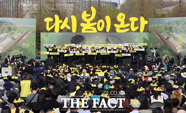 세월호 참사 11주기를 맞아 16일 오후 경기도 안산 화랑유원지 제3주차장에서 열린 세월호 참사 11주기 기억식에서 416합창단의 기억 합창 공연이 열리고 있다./더팩트 DB