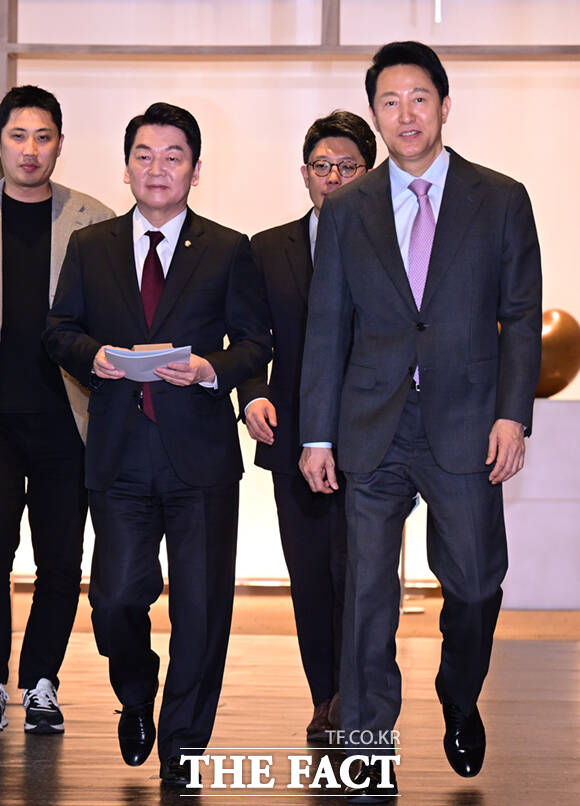 제21대 대통령 선거 출마를 선언한 안철수 국민의힘 의원(왼쪽)이 16일 서울특별시청 청사에서 오세훈 서울시장을 예방한 뒤 기념촬영하고 있다. /이새롬 기자