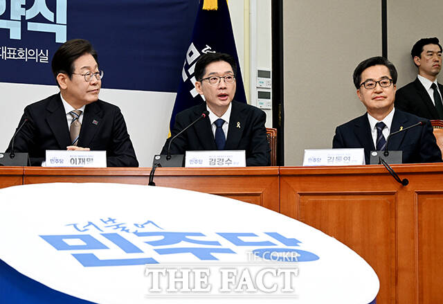 발언하는 김경수 전 경남도지사(가운데).