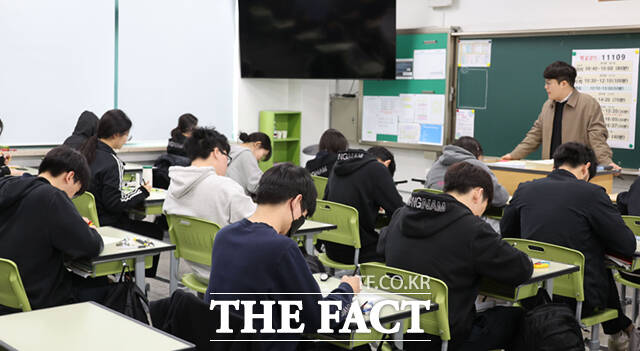 삶을위한교사대학 등 교육시민단체는 16일 여의도 국회 의원회관에서 민주시민교육의 미래, 다음 정부에 묻다 교육개혁 정책포럼을 개최했다. 사진은 서울의 한 고등학교. /사진공동취재단