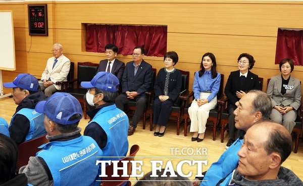 대전시 유성구의회는 16일 대한노인회 유성구지회가 주관한 2025년 노인 사회활동 지원사업 안전 및 활동 교육 행사에 참석해 어르신들을 응원했다./유성구의회