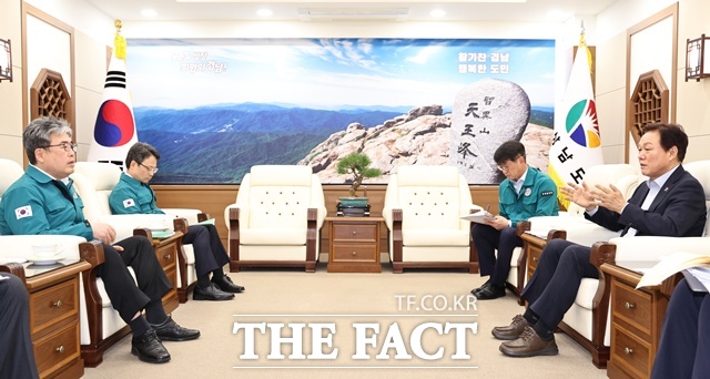 박완수(오른쪽) 경남도지사가 임상섭 산림청장과 면담하고 있다. /경남