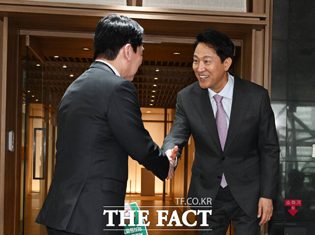 제21대 대통령 선거 출마를 선언한 안철수 국민의힘 의원(왼쪽)이 16일 서울특별시청 청사에서 오세훈 서울시장을 예방한 뒤 기념촬영하고 있다. /이새롬 기자