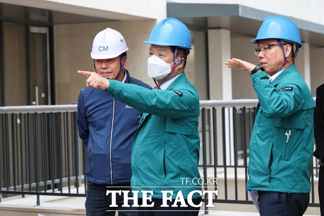 이상근(가운데) 경남고성군수 준공을 앞둔 유스호스텔 건립 공사 현장을 직접 확인하고 있다. /고성군