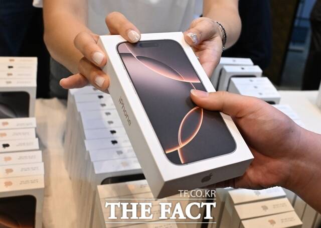 애플이 미국의 대규모 관세 부과 발표를 앞둔 3월 한 달간 인도에서 공수한 '아이폰' 물량이 사상 최대 규모라고 CNBC 등 외신이 15일(현지시간) 보도했다. '아이폰16' 시리즈. /이새롬 기자
