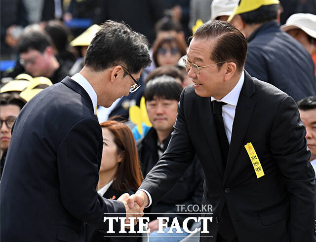 악수하는 김경수(왼쪽)와 권영세.