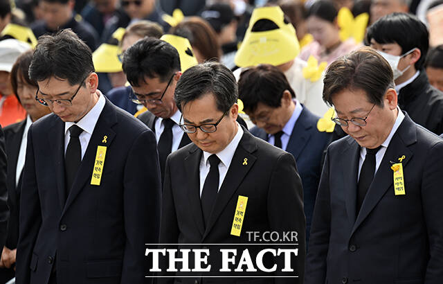 더불어민주당 대선 예비부호 김경수 전 경남지사와 김동연 경기도지사, 이재명 전 더불어민주당 대표(왼쪽)가 묵념하고 있다.