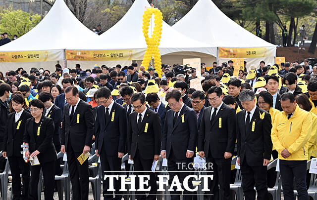 권영세 국민의힘 비대위원장과 김경수 전 경남지사, 김동연 경기도지사, 이재명 전 더불어민주당 대표, 박찬대 더불어민주당 당대표 직무대행 겸 원내대표(왼쪽 두 번째부터)가 희생자들에 대한 묵념을 하고 있다.