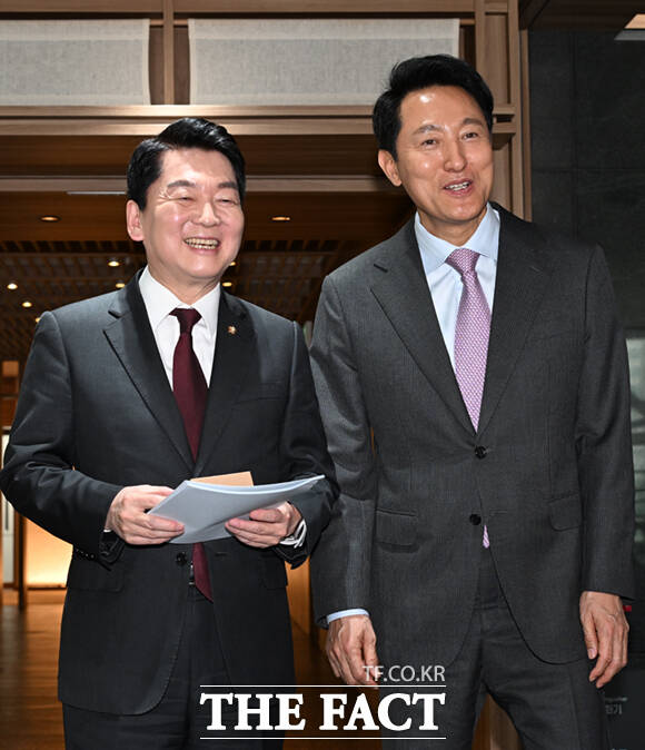 제21대 대통령 선거 출마를 선언한 안철수 국민의힘 의원(왼쪽)이 16일 서울특별시청 청사에서 오세훈 서울시장을 예방한 뒤 기념촬영하고 있다. /이새롬 기자