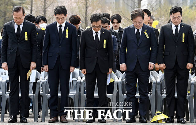 권영세 국민의힘 비대위원장과 김경수 전 경남지사, 김동연 경기도지사, 이재명 전 더불어민주당 대표, 박찬대 더불어민주당 당대표 직무대행 겸 원내대표(왼쪽부터)가 16일 오후 경기 안산시 단원구 화랑유원지에서 열린 '세월호 참사 11주기 기억식'에 참석해 희생자들에 대한 묵념을 하고 있다. /안산=박헌우 기자