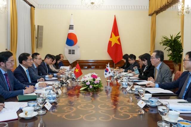 조 장관은 이번 대화에서 북·러 불법 군사 협력에 대한 우려를 표하고, 우크라이나전 종전 협상 과정에서 북한이 이에 대해 보상을 받아서는 안 된다는 점을 강조했다. /외교부