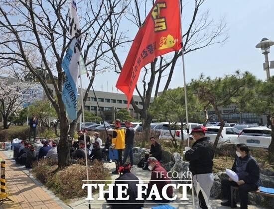 파주 법인택시 노동조합연합회가 16일 파주시청 앞에서 집회를 열고 파주시의 택시요금 지역화폐 결제 사업이 개인택시만 해당돼 법인택시를 차별하는 정책이라며 즉각 중단을 요구했다./파주=양규원 기자
