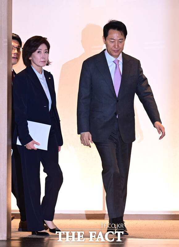 나경원 국민의힘 의원이 16일 서울특별시청 청사에서 오세훈 서울시장을 예방하기 위해 시장실에 들어서는 가운데, 손에 든 오 시장의 저서가 보이고 있다.