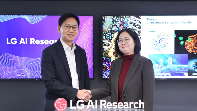 배경훈 LG AI연구원장(왼쪽)과 백민경 서울대 교수가 AI와 바이오 융합 연구를 위해 손을 맞잡고 있다. /LG