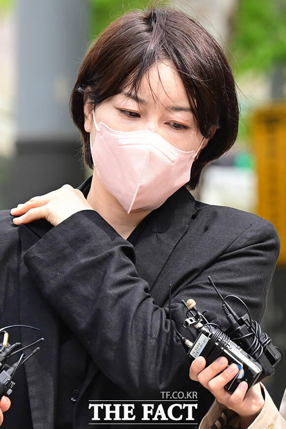 문재인 전 대통령의 딸 문다혜 씨가 17일 오전 서울 마포구 서울서부지방법원에서 열린 음주운전 및 불법 숙밥업 혐의 선고 공판에 출석하고 있다. /남윤호 기자