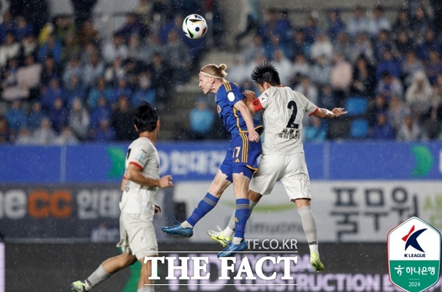 부진을 딛고 모처럼 승리를 거둔 울산HD와 강원FC가 19일 오후 2시 울산문수축구경기장에서 연승을 놓고 맞대결을 펼친다./K리그