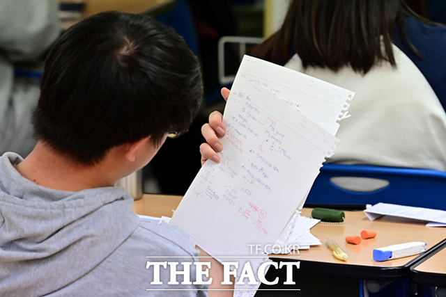 경찰청 국가수사본부 중대범죄수사과는 17일 사교육 카르텔 사건 최종 수사 결과 발표를 통해 총 126명을 수사해 최종 100명을 청탁금지법 위반 혐의 등으로 송치했다고 밝혔다. 사진은 2025학년도 대학수학능력시험 9월 모의평가 시행일인 지난해 9월4일 서울 양천구 한 학원에서 수험생들이 시험을 준비하고 있는 모습./이새롬 기자