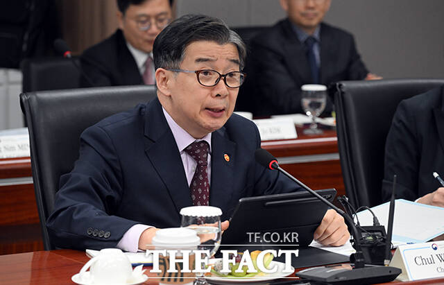 유철환 국민권익위원장이 17일 오후 서울 종로구 정부서울청사에서 열린 주한외국상공회의소 임원 초청 정책간담회에 참석해 인사말을 하고 있다. /임영무 기자