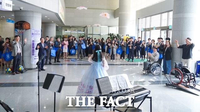 17일 충남도교육청 1층 안뜨락에서 제45회 장애인의 날을 맞아 세종시교육청 소속 예술단원인 이지원 민요자매가 국악 공연을 펼치고 있다. /충남교육청