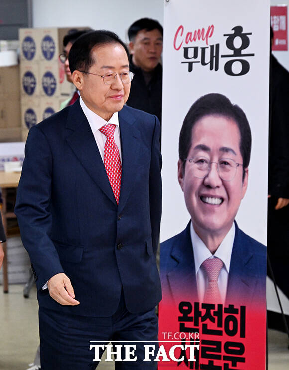 홍 후보는 북핵 대응을 위해 대표 남북 핵균형 전략을 재차 강조했다. 이를 위해 북대서양조약기구(NATO)식 핵공유, 전술핵 주한미군 재배치를 추진하고 자체 핵무장 가능성을 고려해 핵능력을 강화해야 한다고 주장했다. /배정한 기자