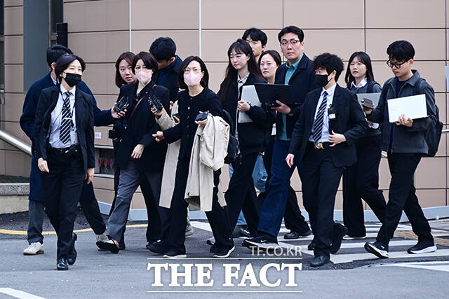 문다혜 씨가 기자들의 질문을 받으며 법원을 나서고 있다.