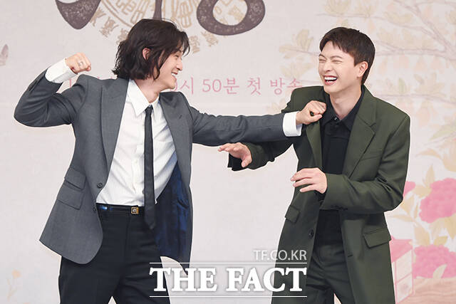 배우 김지훈(왼쪽)이 5년만 연기 경력이 짧았어도 지금처럼 귀궁의 왕 역할을 소화할 수 없을 것 같다고 말했다. /장윤석 기자