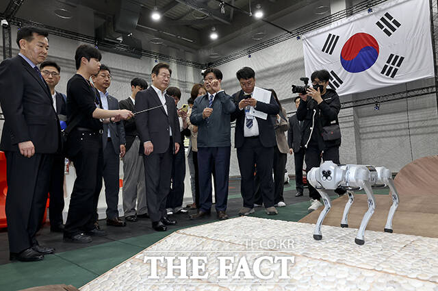 이재명 더불어민주당 대선 경선 후보가 17일 오전 대전 유성구 국방과학연구소(ADD)에서 AI기반 무인체계 연구개발 현장을 둘러보고 있다. /국회사진취재단