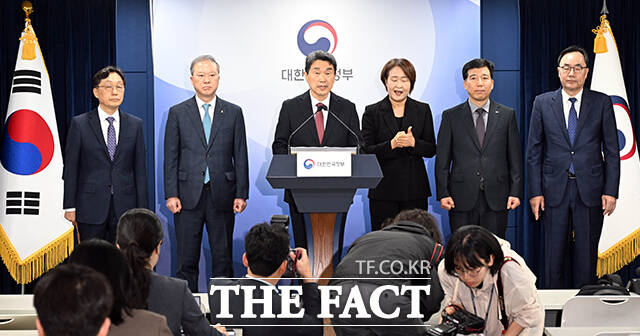 이주호 사회부총리 겸 교육부 장관이 17일 오후 서울 종로구 정부서울청사에서 2026학년도 의대 모집 인원 조정안을 발표하고 있다. 교육부는 인라 2026학년도 의과대학 모집인원을 증원 이전 수준인 3058명으로 확정했다. /임영무 기자