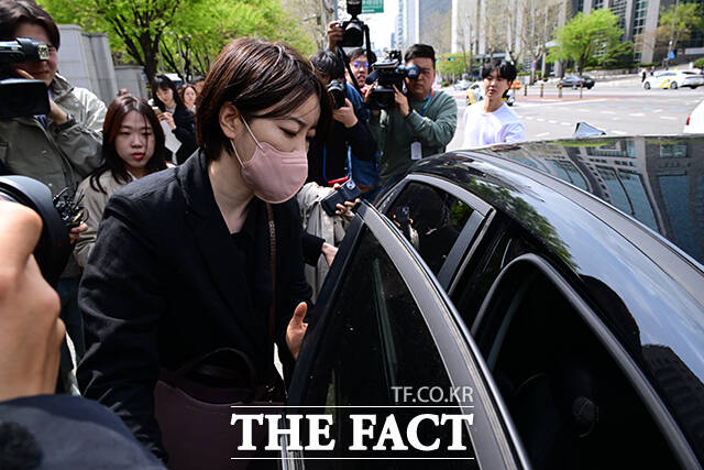 법원 출석에 아반떼를 타고온 문 씨가 앞자리에 승차하는 모습.