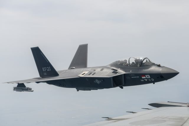 KAI는 지난 16일 알사흐란 알누아이미 UAE AWC(Airforce Warfare Center) 사령관 일행이 본사를 방문해 KF-21 등 주요 항공기 생산시설을 시찰했다고 17일 밝혔다. 보라매에 탑승한 UAE AWC사령관. /KAI
