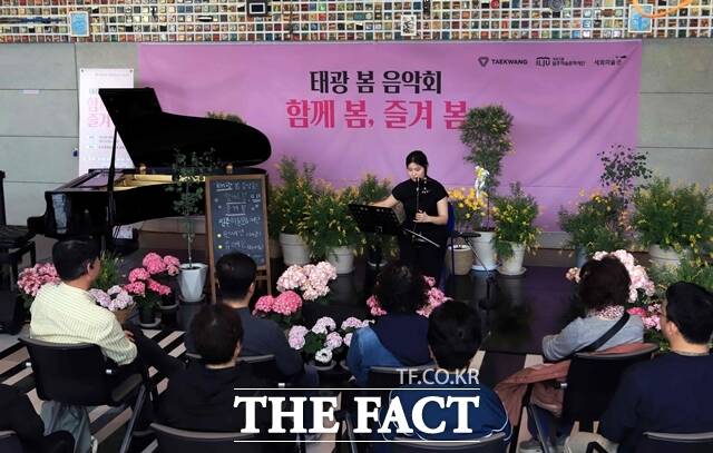 태광그룹 봄 음악회 함께 봄, 즐겨 봄 연주회 연주자로 나선 원세연 씨가 서울 광화문 흥국생명빌딩 1층 로비에서 해금 공연을 펼치고 있다. /태광그룹