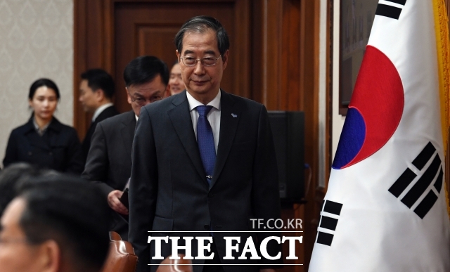 한덕수 대통령 권한대행 국무총리의 이완규·함상훈 헌법재판관 후보자 지명에 헌법재판소가 제동을 걸었다. 한 권한대행이 연출한 무언의 대권 행보 자체가 무색해졌다는 지적이 나온다. /임영무 기자