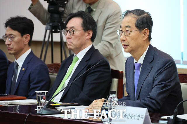 한덕수 대통령 권한대행 국무총리(오른쪽)가 17일 오후 정부서울청사에서 열린 제6차 2025년 아시아태평양경제협력체(APEC) 정상회의 준비위원회에 참석해 모두발언을 하고 있다. /국무총리실