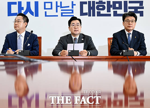 박찬대 더불어민주당 당대표 직무대행 겸 원내대표(가운데)가 17일 오전 서울 여의도 국회에서 열린 정책조정회의에 참석해 모두발언을 하고 있다. /국회=배정한 기자