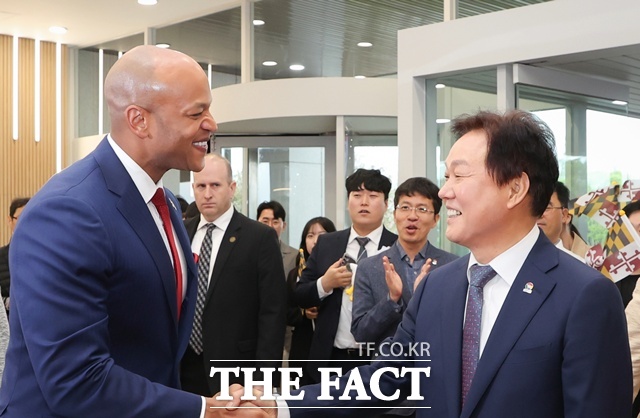박완수 경남도지사와 웨스 무어 미국 메릴랜드주지사가 인사를 나누고 있다./경남도