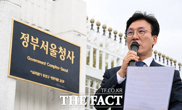 김민석 더불어민주당 최고위원이 17일 오전 서울 종로구 정부서울청사 앞에서 미국의 관세 부과 조치와 관련해 한덕수 대통령 권한대행 국무총리의 졸속 협상을 규탄하는 1인 시위를 열고 발언 하고 있다. /임영무 기자