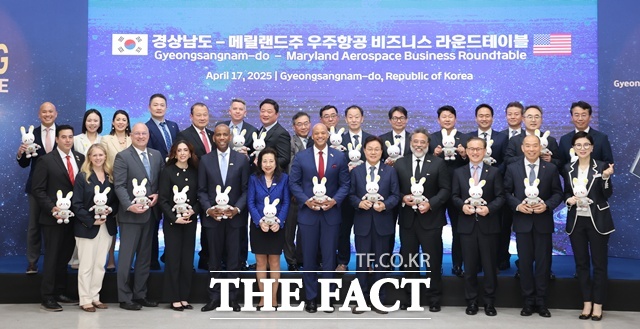 박완수 경남도지사와 웨스 무어 미국 메릴랜드주지사를 비롯한 양측 주요 인사들이 기념 촬영을 하고 있다./경남도