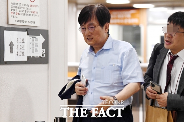 이정근 전 더불어민주당 사무부총장의 취업을 위해 민간기업에 외압을 행사한 혐의로 기소된 노영민 전 대통령 비서실장 측과 김현미 전 국토부 장관 측이 첫 재판에서 혐의를 전부 부인했다. /서예원 기자